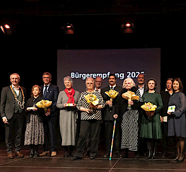 Foto 1 zeigt Ersten Bürgermeister Norbert Seidl (li.) mit den geehrten Persönlichkeiten, den Laudatorinnen und Laudatoren sowie Festrednerin Kathrin Sonnenholzner (2.v.r.).